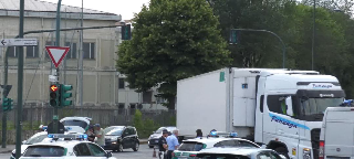 Anziano investito da un tir in via Veronese, è grave